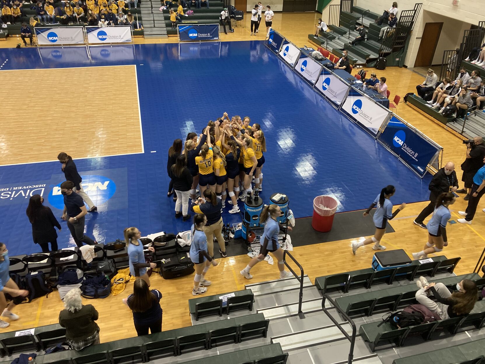 111821 UWEC volleyball team huddle